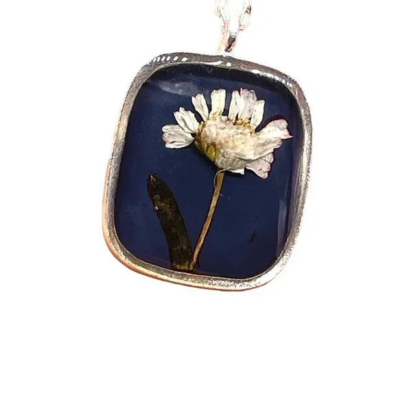 NWT Shari Dixon Pressed Flower Pendant Chain Necklace Silver Tone Spring Fashion - Picture 3 of 5